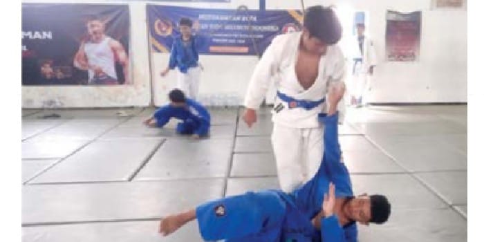 KEKUATAN BELUM MERATA: Atlet Judo Kota Malang sedang mengasah teknik bantingan di Dojo Judo Bentoel, Bandungrejosari, Sukun Minggu lalu (20/4).