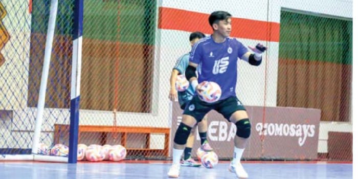PERKUAT TEKNIK: Kiper Unggul FC Malang Angga Ariansyah menangkap bola dalam sesi latihan di Unggul Sports Center, 19 April lalu.