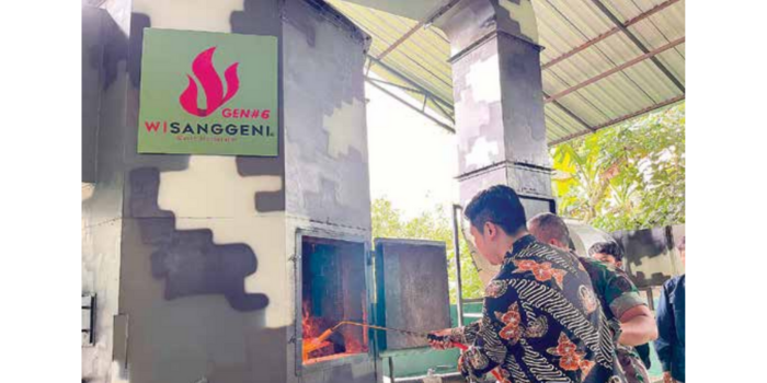 CANGGIH: Petugas menunjukkan cara kerja incinerator di Markas Divisi Infanteri (Divif) 2 Kostrad Singosari (NAHDIATUL AFFANDIAH/RADAR KANJURUHAN).