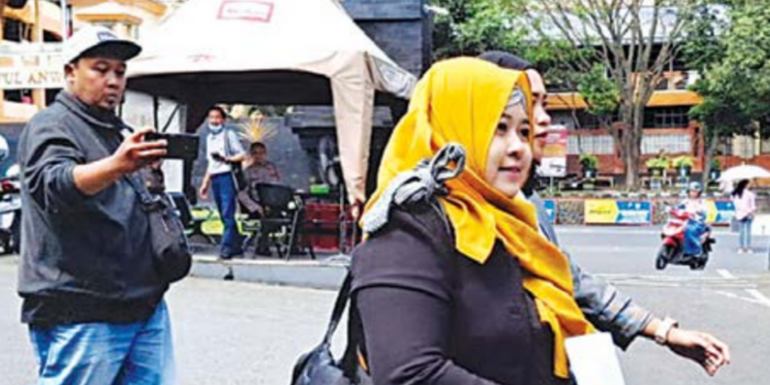 BERI PENDAMPINGAN: Advokat publik dari LBH Surabaya Pos Malang mendampingi korban kedua yang melapor ke Polresta Malang Kota, kemarin (22/4).