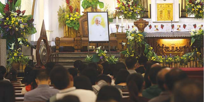 KHIDMAT: Umat Katolik memanjatkan doa bersama untuk mendiang Paus Fransiskus di Gereja Katedral Santa Perawan Maria dari Gunung Karmel (Gereja Ijen) kemarin (22/4).