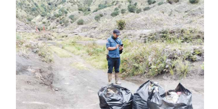 Petugas dari BB TNBTS memungut sampah di area wisata Bromo kemarin. Sampah tersebut kemudian di bawa ke Tempat Pemrosesan akhir (TPA) terdekat. (BALAI BESAR TNBTS FOR RADAR KANJURUHAN)