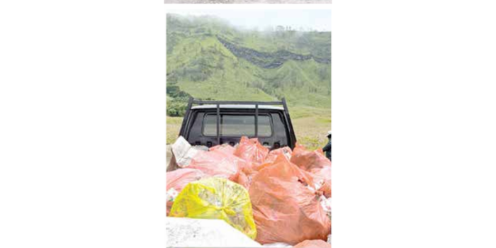 DEMI WISATAWAN: Tumpukan sampah hasil pembersihan di wisata Bromo  diangkut menggunakan pikap. (BALAI BESAR TNBTS FOR RADAR KANJURUHAN)