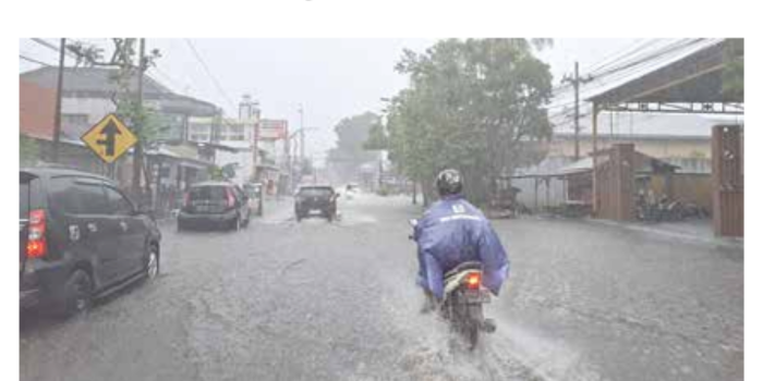 CUACA EKSTREM: Hujan deras yang mengguyur Kepanjen pada akhir Maret lalu diperkirakan akan terjadi dalam sepekan ke depan. (BIYAN MUDZAKY/RADAR KANJURUHAN)
