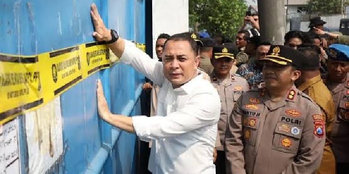 Polisi dan Pemkot Surabaya segel gudang  CV Sentoso Seal (Liputan6.com)