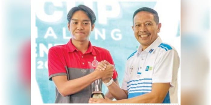 PILIH YANG TERBAIK: Atlet PGI Kota Malang Daffa Putra (kiri) menerima penghargaan dari Wali Kota Malang Wahyu Hidayat, beberapa waktu lalu.