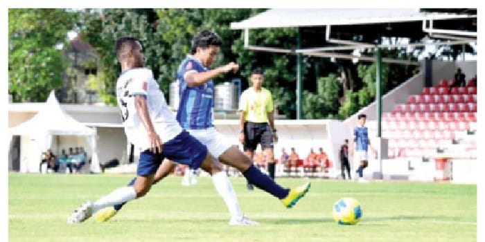 TIDAK TERPENGARUH: Gelandang Persema Malang Ricga Tri Febiyan (kanan) berusaha melewati hadangan pemain Persikos Sorong dalam laga Liga 4 Nasional, Selasa lalu (21/4).