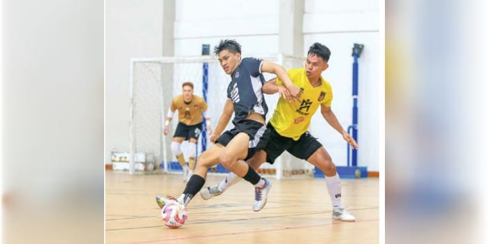 FOKUS KEKUATAN SENDIRI: Armia Zainul (kiri) berusaha menjaga bola dalam laga uji coba melawan Black Steel FC Papua di GOR Pancasila UGM, pekan lalu.
