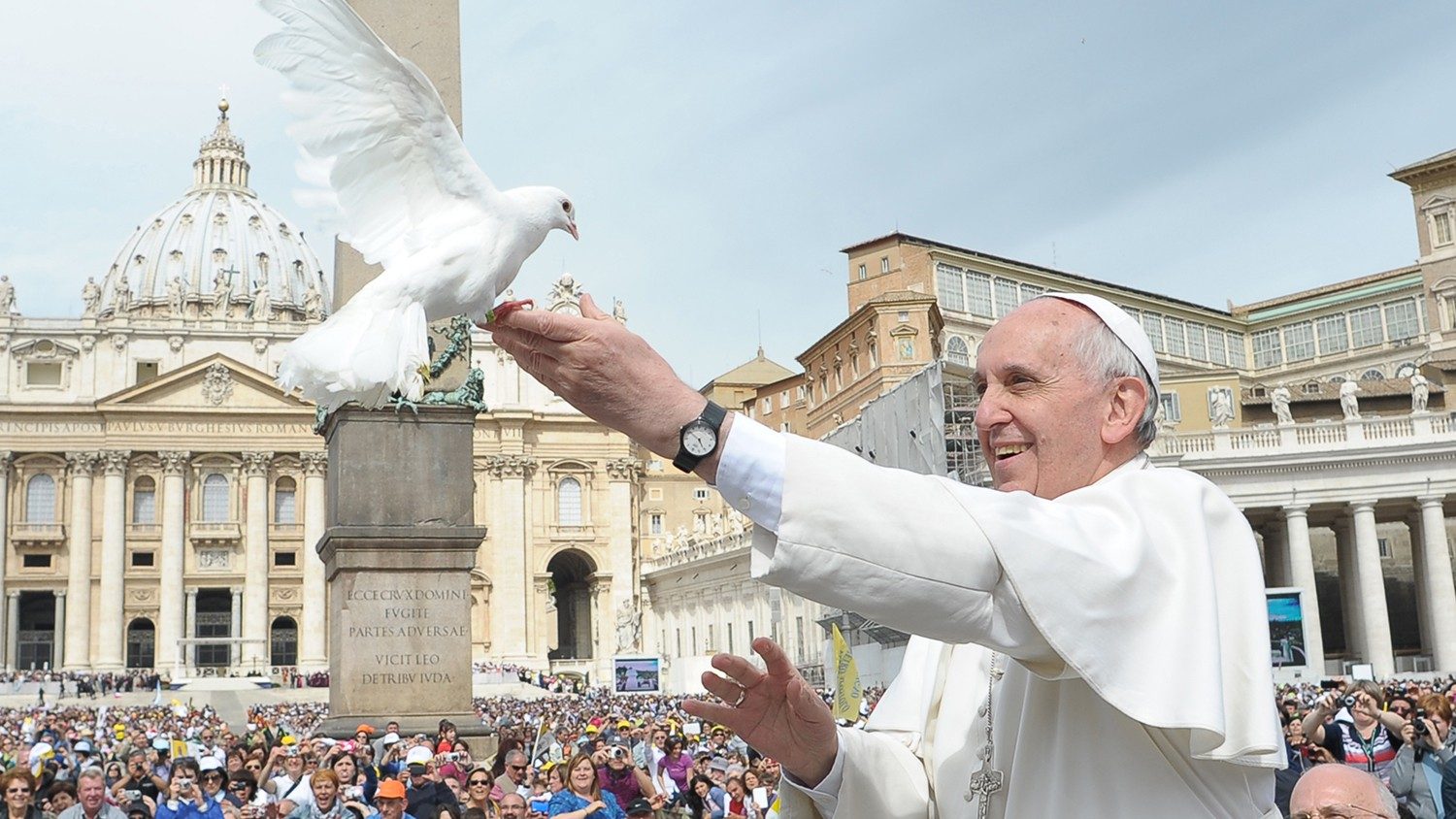 Paus Fransiskus melepaskan seekor merpati putih sebagai simbol perdamaian pada tanggal 15 Mei 2013 (Vatican News)