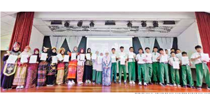 APRESIASI : Seluruh siswa Immersion Program SMP Islam Al-Azhar 56 Malang menerima sertifikat penghargaan dari Kepala International Islamic School Malaysia (IISM) Madam Norhijjah Mohd Zin