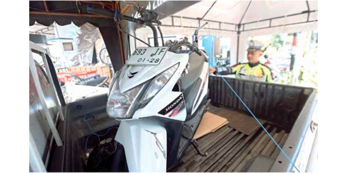 RINGSEK: Kondisi Honda Beat yang dikendarai Kasiyanto diangkut Unit Gakkum Satlantas Polres Malang kemarin.