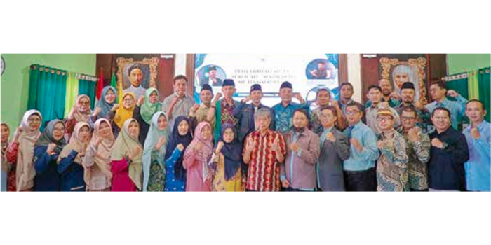 TINGKATKAN MUTU: Peserta pendampingan penjaminan mutu sekolah dan madrasah area Kota Malang dan Kota Batu foto bersama setelah acara kemarin.