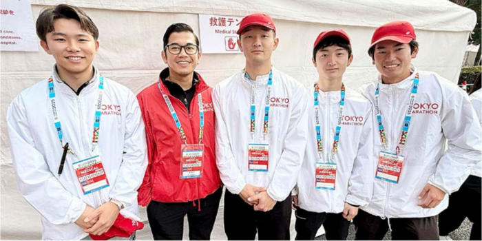 TAMBAH PENGALAMAN: Ali Haedar (dua dari kiri) berfoto bersama tim medis lainnya dalam event Tokyo Marathon 2025, 2 Maret lalu. Sebelumnya, dia juga tergabung dalam tim medis di event Piala Dunia U-17.