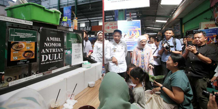 WISATA PASAR; Wali Kota Malang Wahyu Hidayat menyapa para pengunjung yang menikmati kuliner pada acara Festival Jajanan Pasar di Pasar Klojen kemarin (23/4).