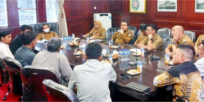 CARI TITIK TEMU: Para pedagang yang tergabung dalam Perhimpunan Pedagang Pasar Besar Malang berdialog dengan tim dari Pemkot Malang yang dipimpin Wakil Wali Kota Malang Ali Muthohirin, senin lalu.