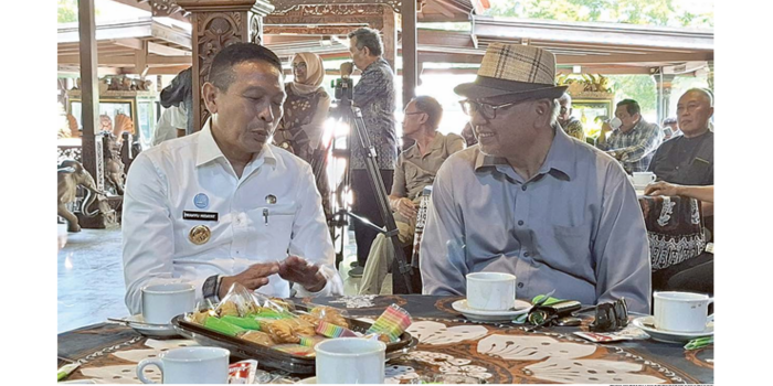 TEMU PEJABAT: Wali Kota Malang Wahyu hidayat berbincang santai dengan mantan Bupati Malang rendra Kresna di RM Kantri, Pagentan, Kecamatan Singosari kemarin. (BIYAN MUDZAKY HANINDITO/RADAR KANJURUHAN)
