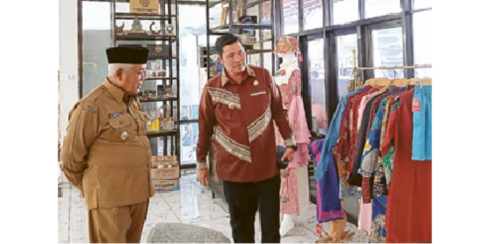 KERJA SAMA: Bupati Malang h M. Sanusi (kiri) bersama Bupati aceh Tengah haili Yoga melihat koleksi dekranasda Kabupaten Malang kemarin. (INDAH MEI YUNITA/RADAR KANJURUHAN)