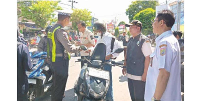 RAZIA PAJAK: Tim gabungan dari Bapenda Kabupaten Malang dan Polres Malang menggelar operasi penertiban di depan Pasar Kepanjen kemarin (23/4). (INDAH MEI YUNITA/RADAR KANJURUHAN)