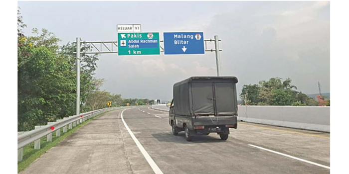 PROYEK BESAR: Kendaraan melintas di tol Pakis, Kabupaten Malang (23/4). Jalur tersebut akan jadi start tol Malang-Kepanjen. (BIYAN MUDZAKY HANINDITO/RADAR KANJURUHAN)