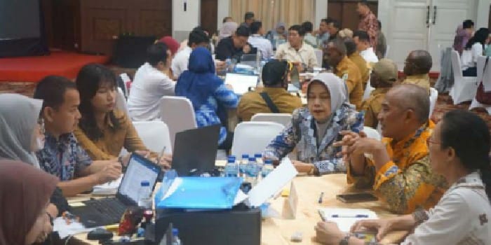 TUNGGU KABAR LANJUTAN: Tim Pemkot Malang memaparkan persiapan akhir pada desk sekolah rakyat Kemensos RI, Selasa lalu (22/4).