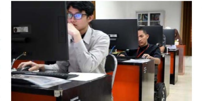 HARI PERTAMA: Peserta UTBKSNBT 2025 mengerjakan soal-soal di Universitas Brawijaya (UB), kemarin (23/4).