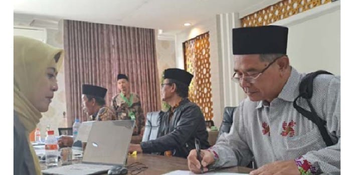 SIAP BERSAING: Prof Dr Agus Maimun MPd mengisi daftar hadir dan mendaftar sebagai bakal calon Rektor UIN Maliki periode 2025-2029.