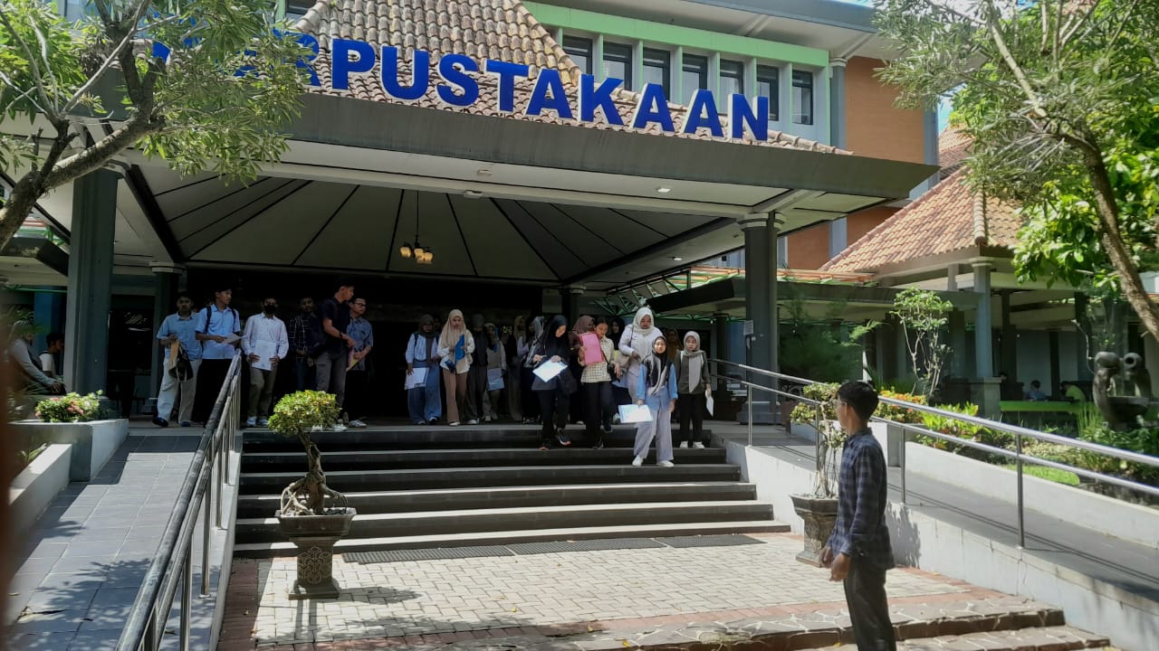 Segerombolan peserta SNBT 2025 hari kedua di Universitas Negeri Malang keluar dari Perpustakaan, salah satu ruang&nbsp;ujian&nbsp;SNBT. ((RAISYA SEKAR FOR RADAR MALANG))