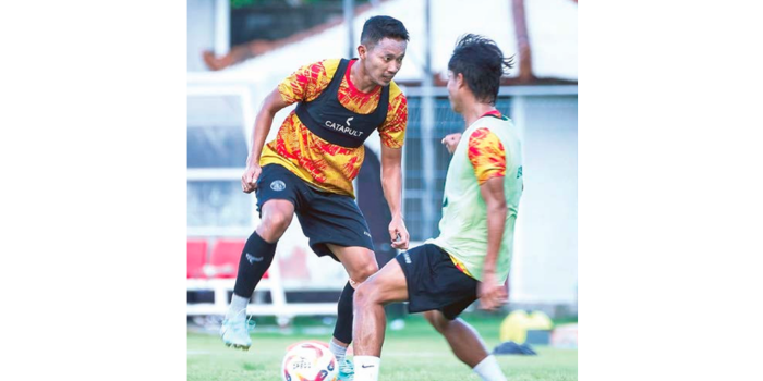 HADAPI TANTANGAN: dendi Santoso (kiri) berusaha melewati Hamzah Titofani dalam sesi latihan di Lapangan Samudra Kuta, Bali, Selasa lalu (22/4).