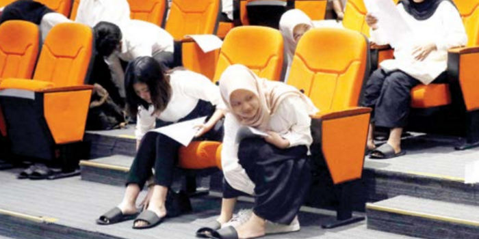 GANTI ALAS KAKI: Peserta UTBK SNBT di Universitas Airlangga (Unair) memakai selop hitam sebelum melaksanakan ujian kemarin (PUGUH SUJIATMIKO/RADAR MALANG).