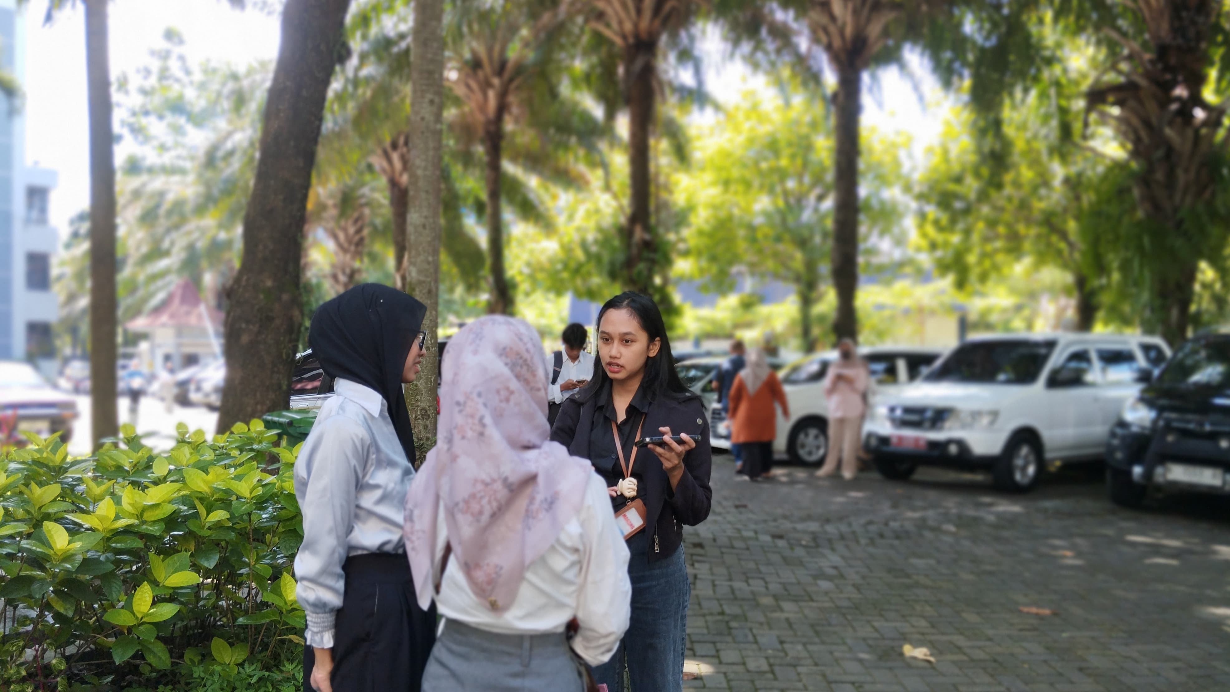 Peserta UTBK hari ke dua di Universitas Brawijaya membagikan pengalamannya. (Nanda Rossalia/Radar Malang)