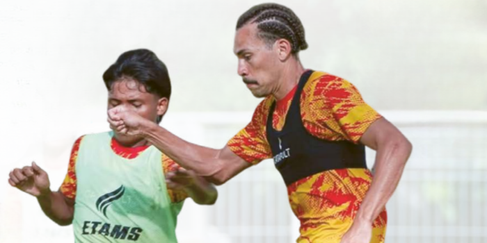 JAGA MOTIVASI: Pablo Oliveira (kanan) berusaha melewati Aswin dalam sesi latihan di Lapangan Gelora Samudra Kuta, Bali, Rabu lalu (23/4).