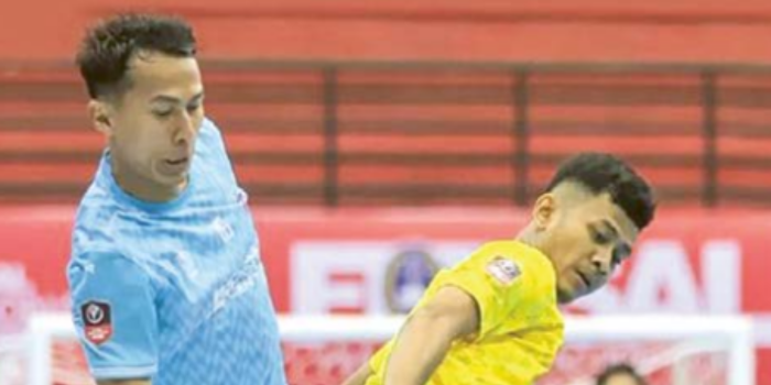 LANGSUNG BERBENAH: Ala Unggul FC Malang Guntur Sulistyo (kiri) berhasil melewati pemain Cosmo JNE dalam laga babak 8 besar Nation Cup di GOR Amongrogo, Jogjakarta, kemarin.