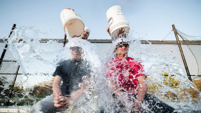 Tren Ice Bucket Challenge yang kembali viral. (Worcester Telegram)