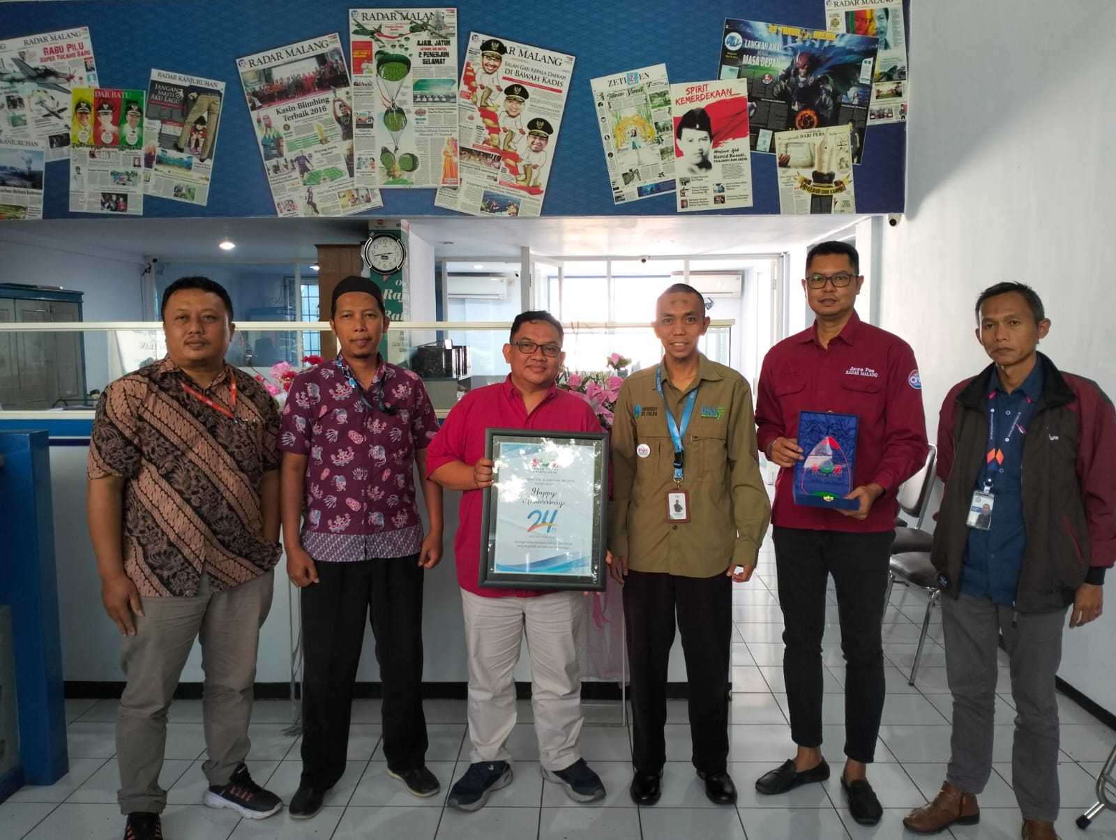KOLABORASI : Direktur Jawa Pos Radar Malang (tiga kiri) menerima kunjungan Ketua Ketua FOZ Malang Raya M. Fandi Bakhtiar SPd (tiga dari kanan) bersama anggota, beberapa waktu lalu.
