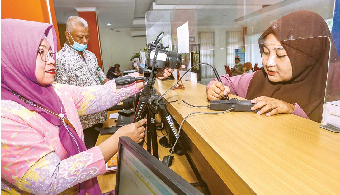 REKAM DATA: Petugas dispendukcapil Surabaya melayani warga yang mengurus e-KTP kemarin (24/4) siang. (RIANA SETIAWAN/JAWA POS)