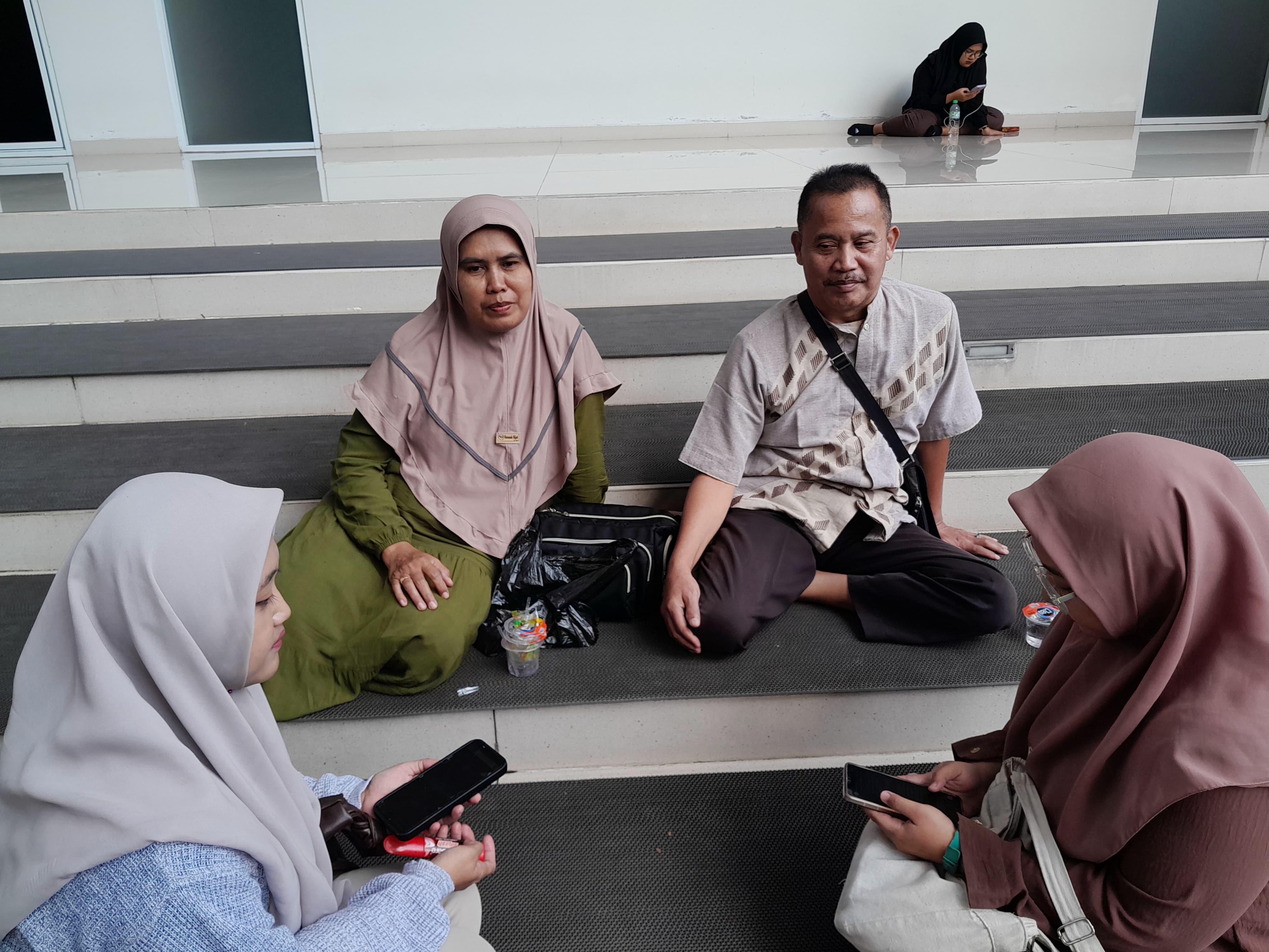 Orang tua peserta UTBK yang sedang menunggu anaknya tes SNBT di Masjid Universitas Negeri Malang Kamis (24/04) kemarin.