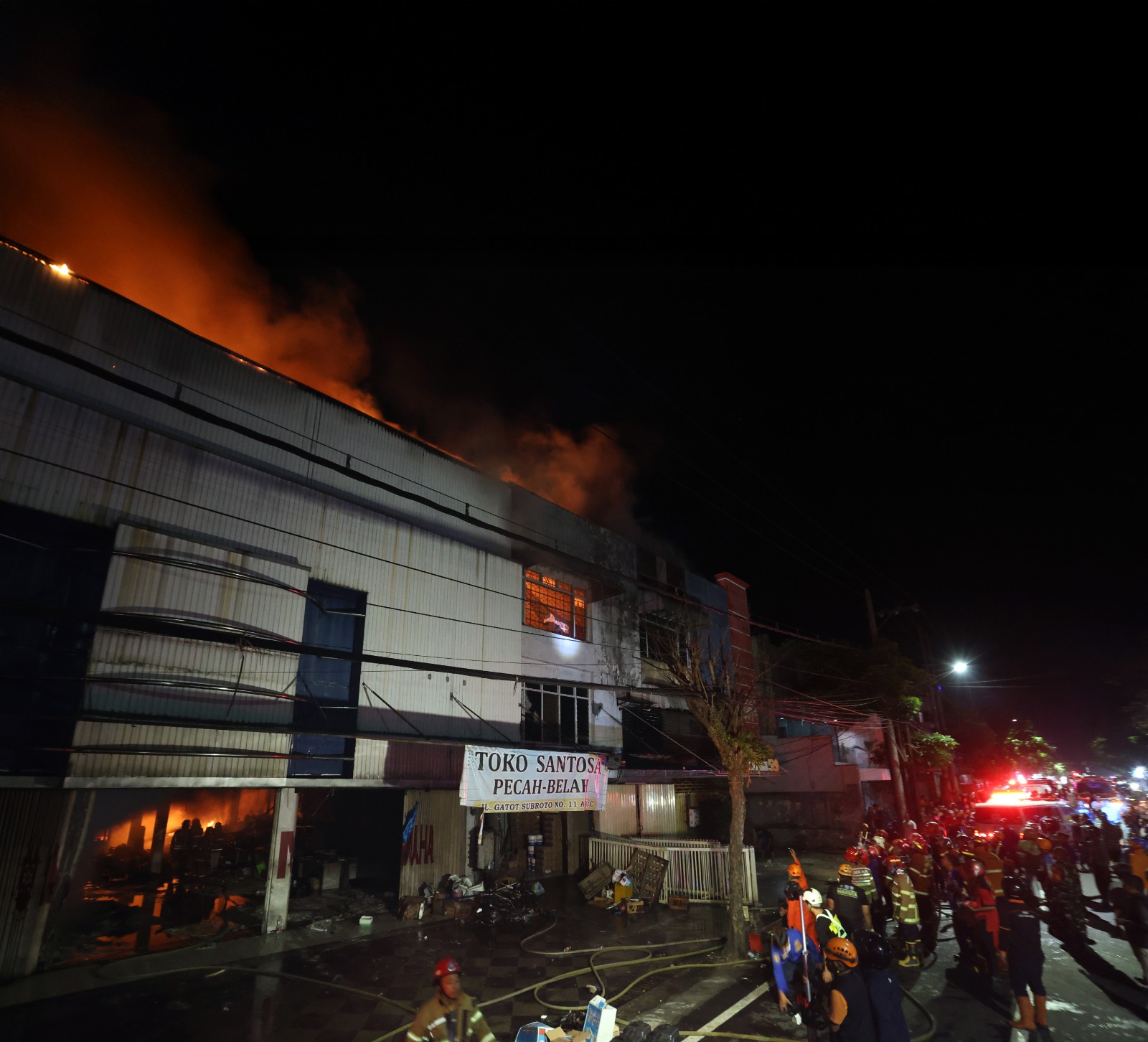 CEPAT MENYEBAR: Api membakar lantai satu hingga lantai tiga Toko Santosa Pecah-Belah di Jalan Gatot Subroto Nomor 11 A-C, Kelurahan Jodipan, Kecamatan Blimbing, Rabu Malam (23/4).