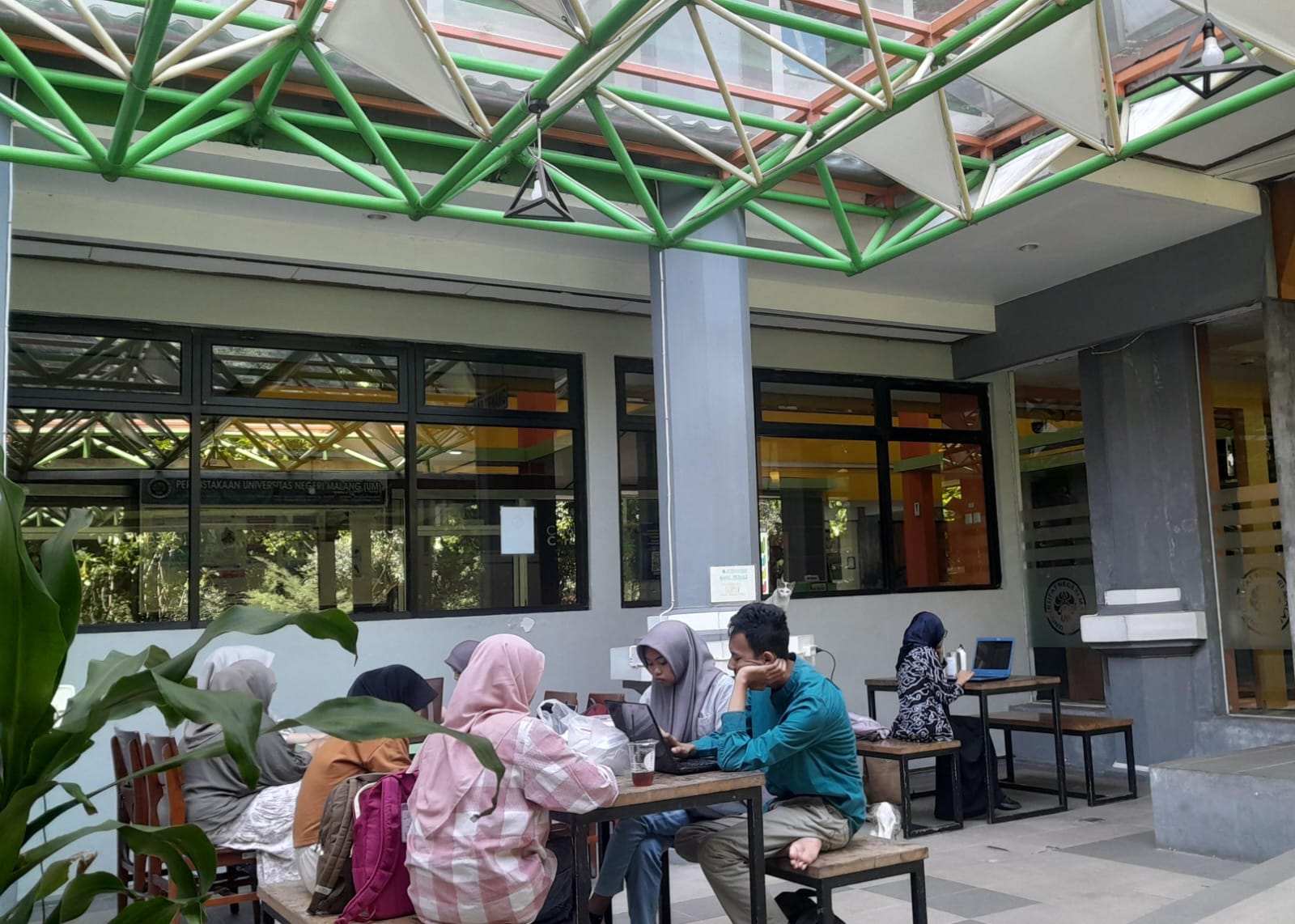 Beberapa peserta SNBT di Perpustakaan Universitas Negeri Malang sedang menunggu sesi 2. (RAISYA FOR RADAR MALANG)
