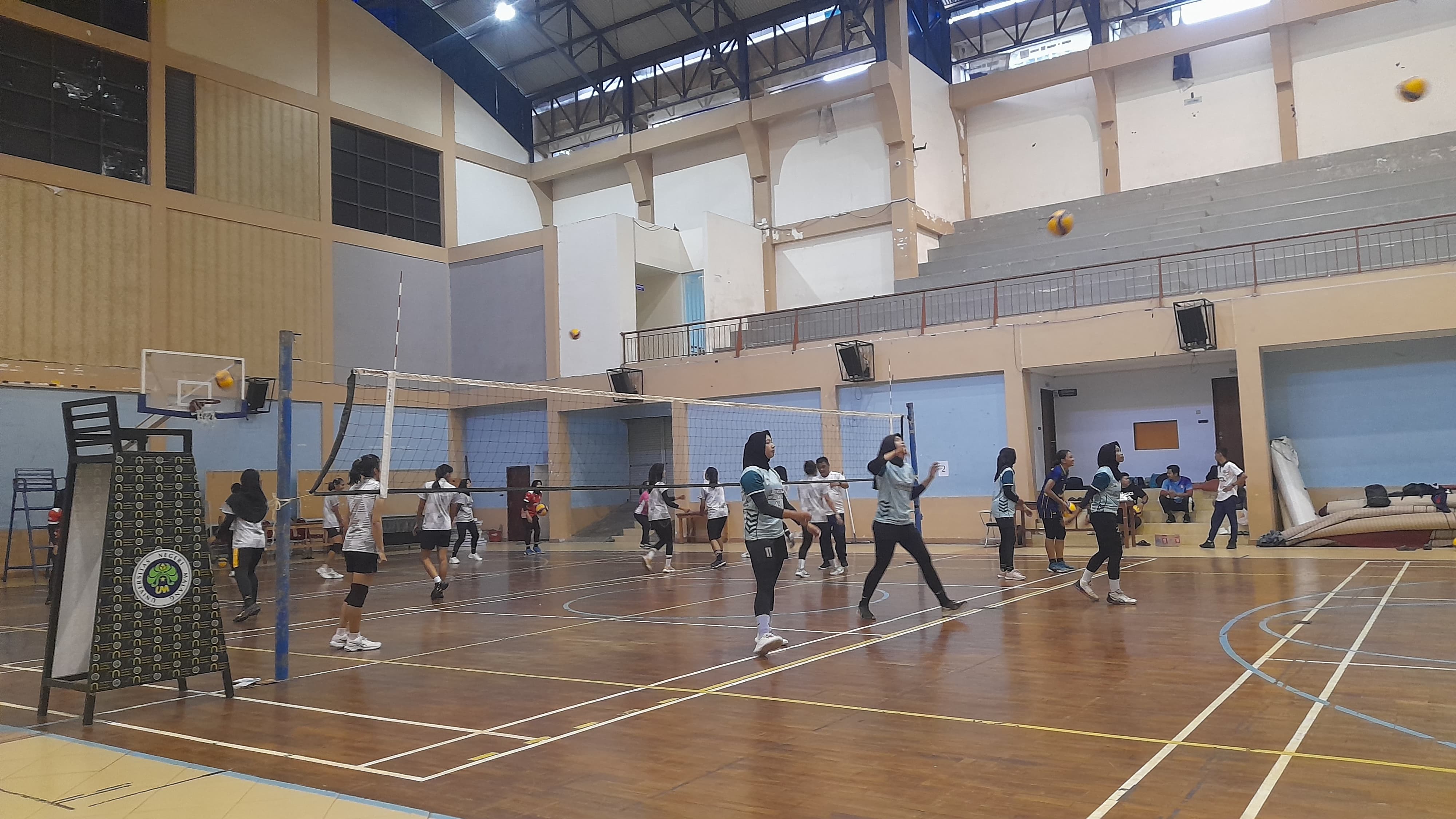 SPARING yang dilakukan oleh Tim Voli Kabupaten Malang (kiri) di GKB FIP sebagai persiapan untuk Porprov 2025 dengan TIM Voli Putri UM (kanan) pada kamis lalu (24/4).