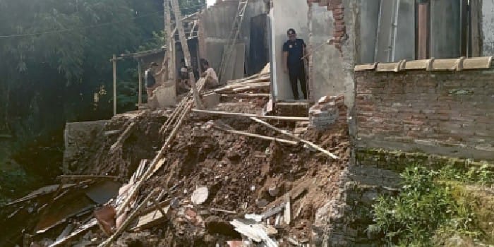 BENCANA ALAM: Warga melihat material longsoran tembok penahan tanah di Dusun Kampung Anyar, Desa Sukolilo, Kecamatan Jabung kemarin (24/4).