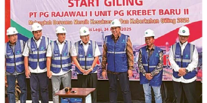 MUSIM GILING: Kepala Bapanas RI Arief Prasetyo Adi (tengah) bersama Dirut ID Food Ghimoyo dan jajaran direksi PG Krebet Baru II meresmikan musim giling tebu 2025 di PG Krebet Baru II, Bululawang.