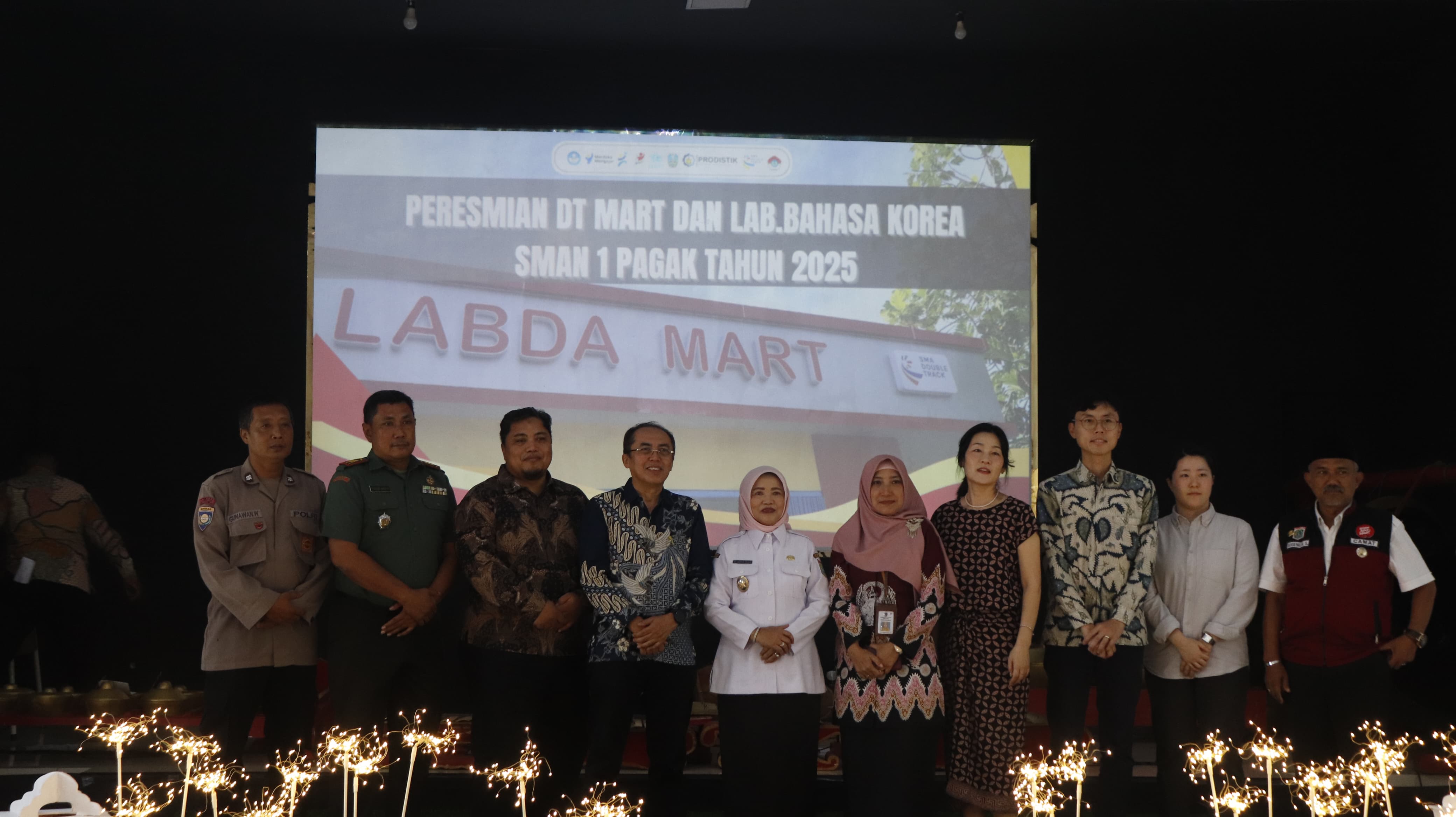 SINERGI: Wakil Bupati Malang Dra Hj Lathifah Shohib (tengah) di dampingi Kepala SMAN 1 Pagak Iyut Merinarni ST beserta seluruh undangan dalam peresmian Lab Bahasa dan DT Mart di SMAN 1 Pagak, (23/4)
