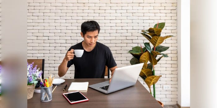 Ilustrasi Ngopi Sambil Kerja (sumber foto: freepik)