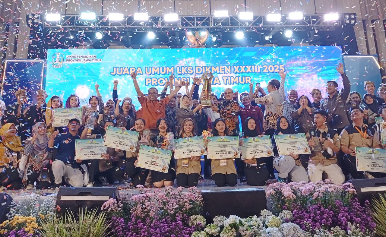 PANUTAN: Kadispenprov Jatim Dr Aries Agung Paewai SSTP MM memberikan penghargaan kepada Kepala Cabdindik Kota Malang - Kota Batu Dr Hj Hastini Ratna Dewi MPd sebagai Juara Umum LKS Provinsi Jatim.