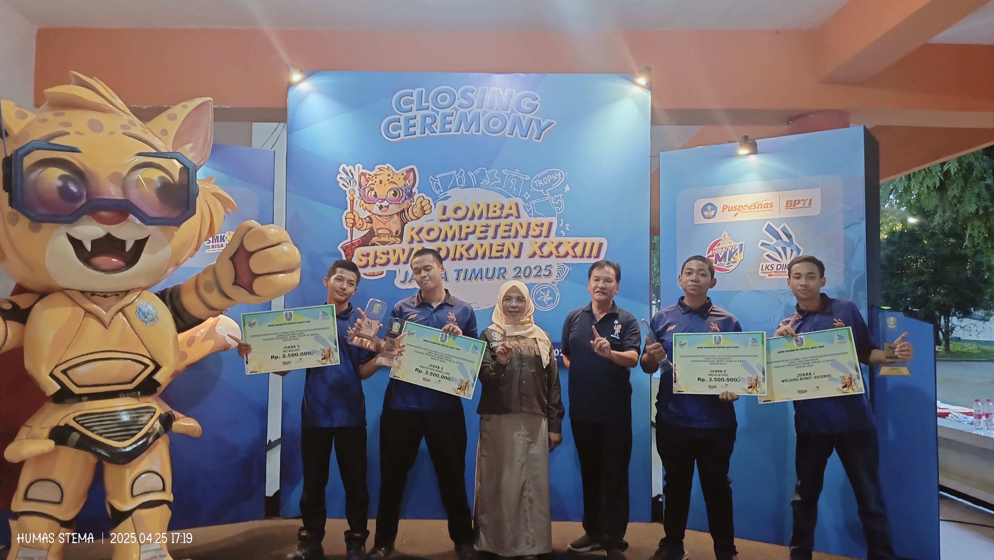 MEMBANGGAKAN: Foto bersama Plt Kepala Cabdindik Wilayah Kabupaten Malang Indiyah Nurhayati MPd (tiga kiri) bersama para Juara LKS Provinsi Jatim dari SMKN 1 Singosari yang dikomandoi Sumariadi SPd MM.