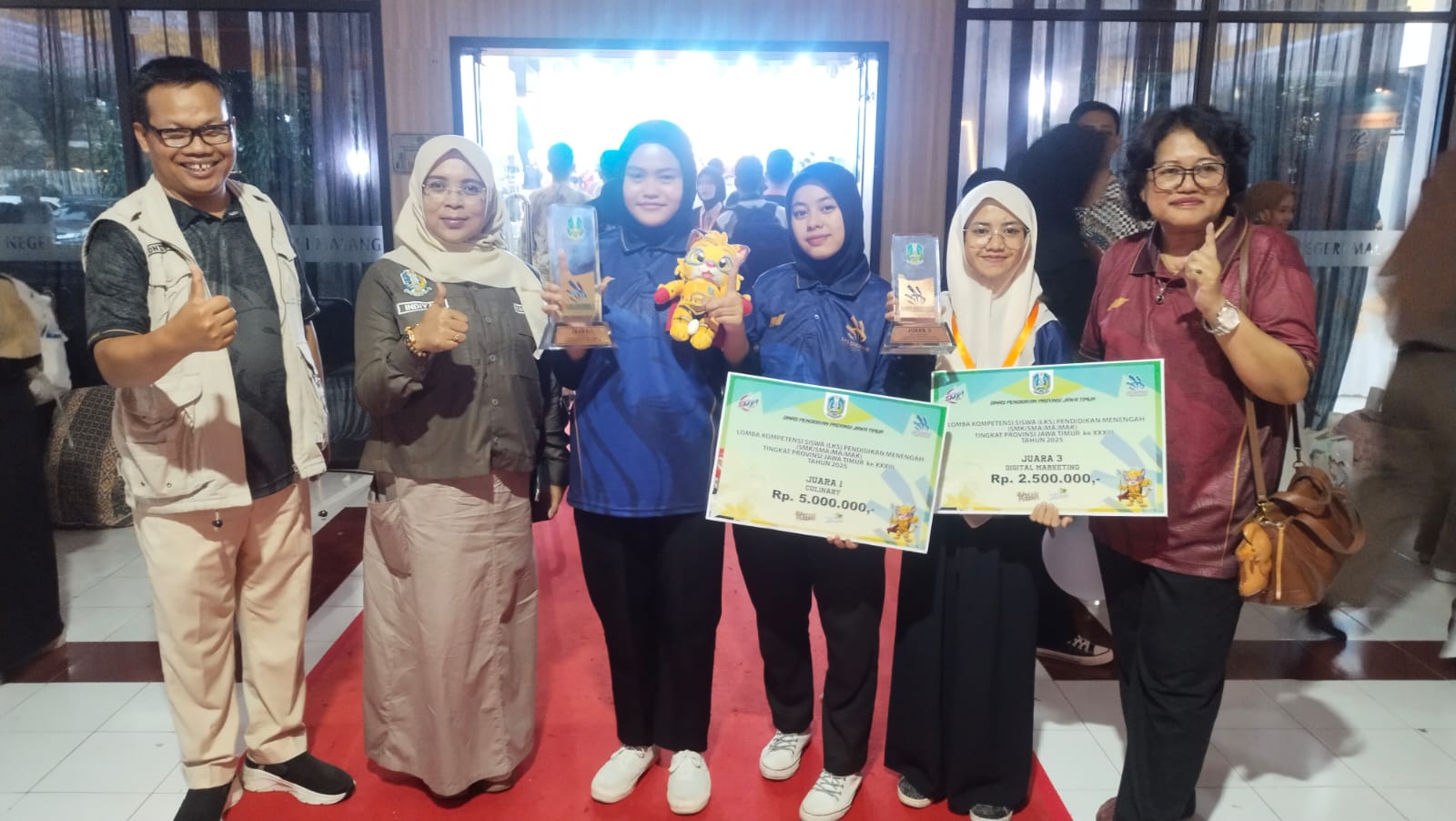 APRESIASI: Juara LKS Provinsi Jatim dari SMKN 1 Turen ditemani Plt Kepala Cabdindik Wilayah Kabupaten Malang Indiyah Nurhayati MPd (dua dari kiri).