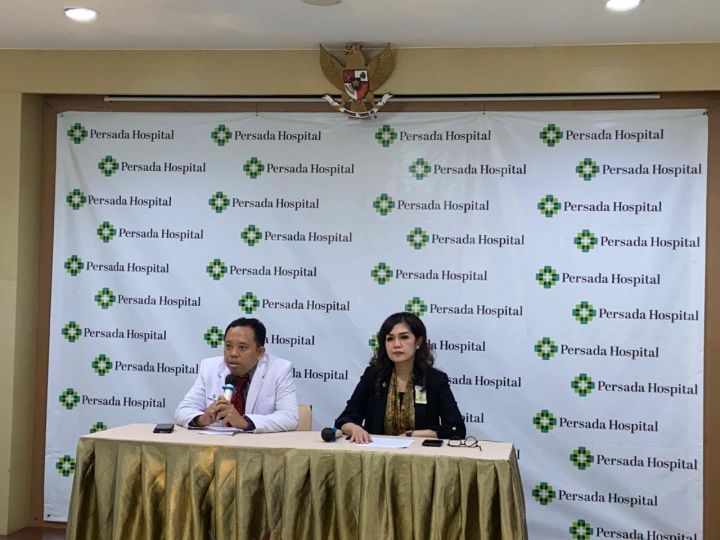 Pihak Persada Hospital yang membuat klarifikasi permohononan minta maaf di depan media. (Metro Tv)