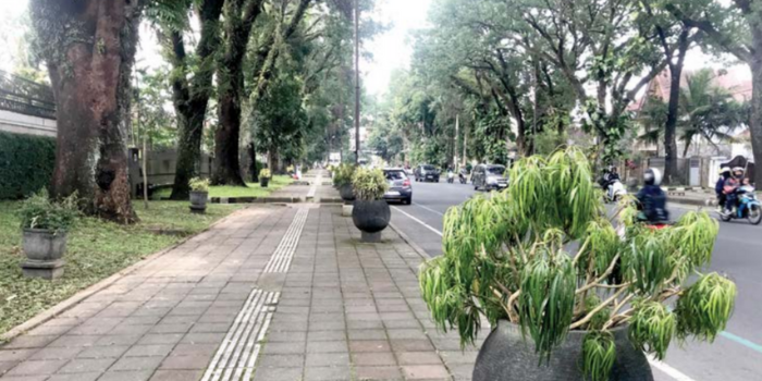 DIPERBAIKI: Kursi taman di Jalan Ijen sudah dicabut Dinas Lingkungan Hidup sejak beberapa hari lalu (SATRIA CAHYONO / RADAR MALANG).