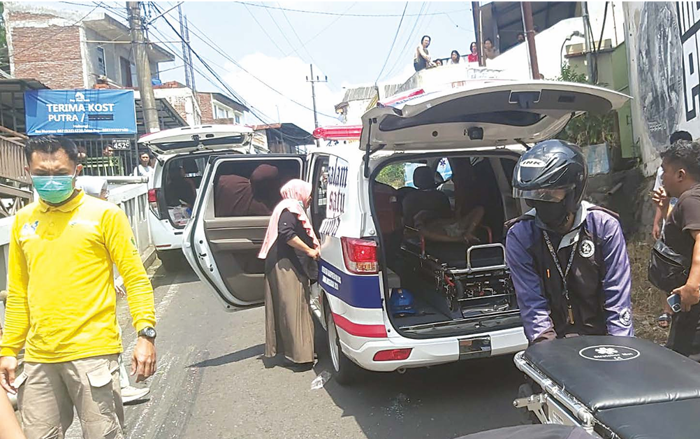 DI TANJAKAN: Tim medis dan relawan mengevakuasi empat korban laka di Jalan MT Haryono XI, Kelurahan Dinoyo, Kecamatan Lowokwaru, kemarin (24/4). (UNIT LAKA LANTAS POLSEK LOWOKWARU FOR RADAR MALANG)