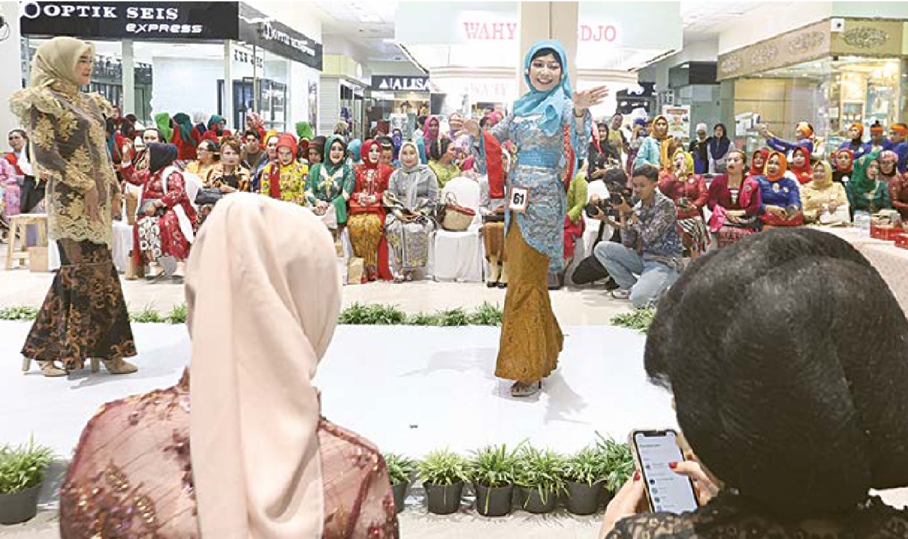 KENANG KARTINI: Peserta Parade Berkebaya tampil di atas panggung fashion show di Malang Town Square kemarin (25/4). (DARMONO/RADAR MALANG)